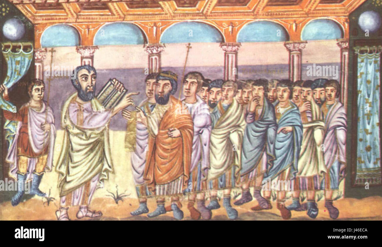 Diese detaillierte Szene zeigt Moses, wie er die zehn Gebote an die Israeliten wiederholt, ein Schlüsselereignis in der biblischen Geschichte. Stockfoto