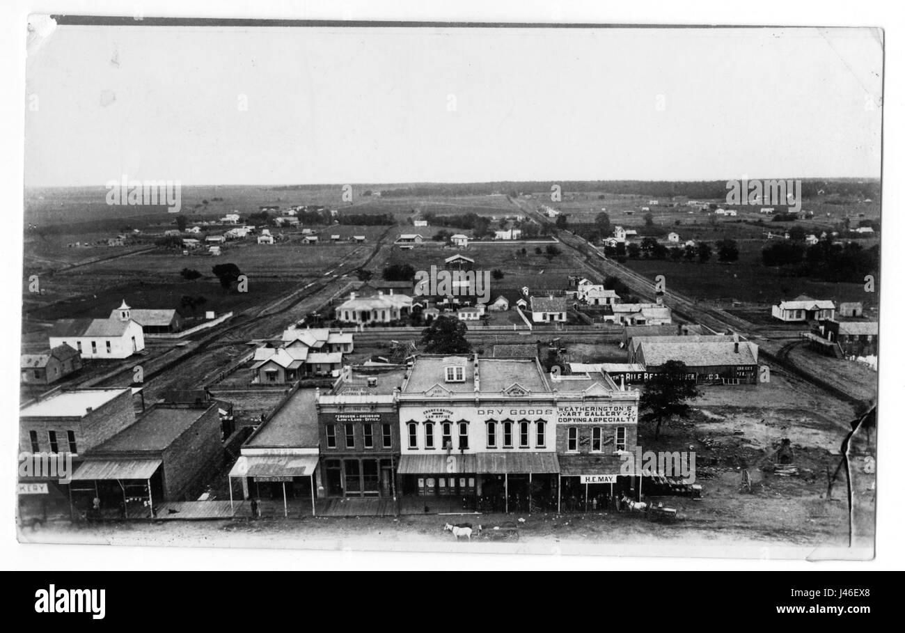 Eine historische Fotografie oder Zeichnung der Nordseite des Denton Square, die die typischen Gebäude und Wahrzeichen dieser Gegend zeigt. Stockfoto