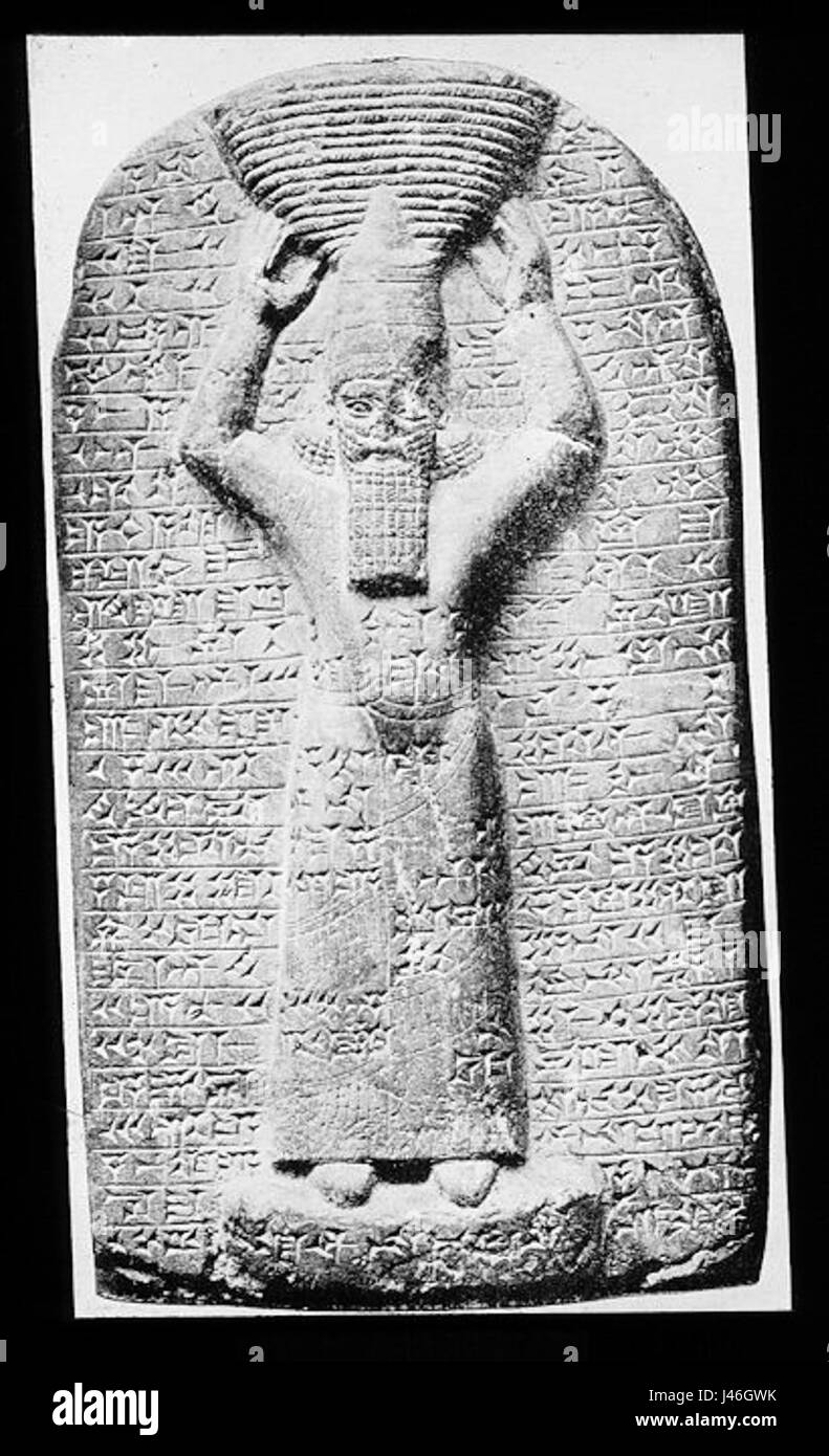 Dies bezieht sich auf eine künstlerische oder historische Darstellung des Königs Assurbanipal als Hohepriester, ein Bild, das seine Doppelrolle in Politik und Religion innerhalb des alten Assyrischen Reiches unterstreicht. Stockfoto