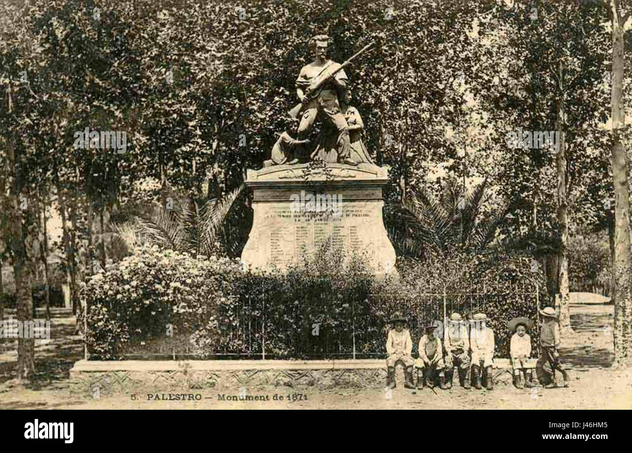 Das Monumento Bassetti Caduti ist ein Denkmal, das den gefallenen Soldaten der Region Bassetti gewidmet ist. Es ist eine Hommage an diejenigen, die ihr Leben während verschiedener Konflikte geopfert haben, und spiegelt das Engagement der regionâ wider, ihre Kriegshelden zu ehren. Das Denkmal ist ein bedeutendes historisches und kulturelles Wahrzeichen. Stockfoto