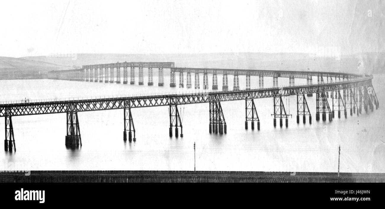 Die in Schottland gelegene Tay Bridge war vor ihrem Zusammenbruch im Jahr 1879 eine bedeutende technische Meisterleistung. Dieses Bild stellt die ursprüngliche Struktur dar und unterstreicht den Entwurf der Brücke und ihre Bedeutung für die Eisenbahngeschichte. Stockfoto