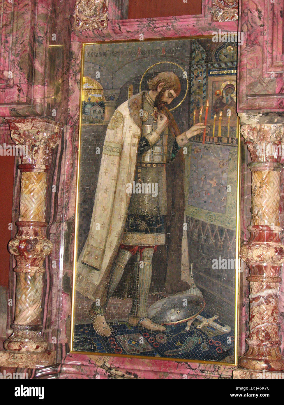 Dieses Mosaiksymbol, Teil der Ikonostase des Erlösers auf dem Blut, ist ein bedeutendes religiöses Kunstwerk aus der russisch-orthodoxen Tradition. Die Ikonostase in der Kirche des Erlösers auf verschüttetem Blut in St. Petersburg, Russland, ist ein wichtiges Beispiel russischer religiöser Kunst und Mosaiken im byzantinischen Stil. Stockfoto