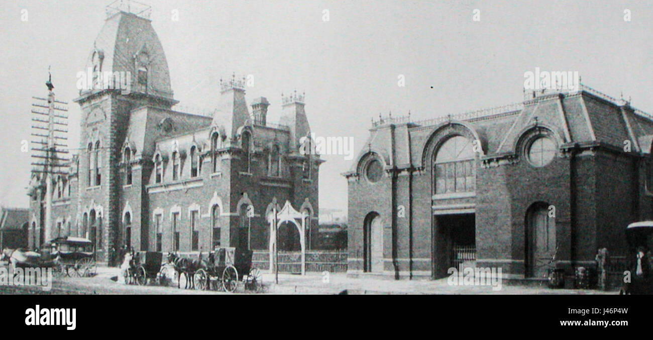 Dieses Foto zeigt einen Bahnhof der Milwaukee Road, einer bekannten amerikanischen Eisenbahn, die einen Großteil des Mittleren Westens bedient. Der Bahnhof spielte eine wichtige Rolle im Verkehrswesen und verband Städte und Gemeinden in der Region. Stockfoto