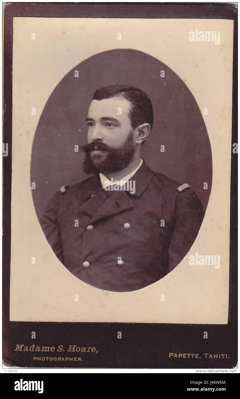 Ein Foto eines Militäroffiziers in Uniform, aufgenommen in Papeete, Tahiti, während einer undatierten Zeit. Das Bild spiegelt den militärischen Stil der Ära wider und gibt Einblick in die Rolle des Offiziers. Stockfoto Ein Foto eines Militäroffiziers in Uniform, aufgenommen in Papeete, Tahiti, während einer undatierten Zeit. Das Bild spiegelt den militärischen Stil der Ära wider und gibt Einblick in die Rolle des Offiziers. Stockfoto