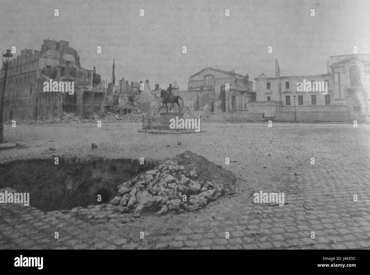 Dieses Bild zeigt den Place du Parvis in Metz, Frankreich, um 1918. Die Szene spiegelt die Architektur und Atmosphäre der Stadt nach dem Ersten Weltkrieg wider und zeigt historische Sehenswürdigkeiten und die Auswirkungen des Krieges. Stockfoto