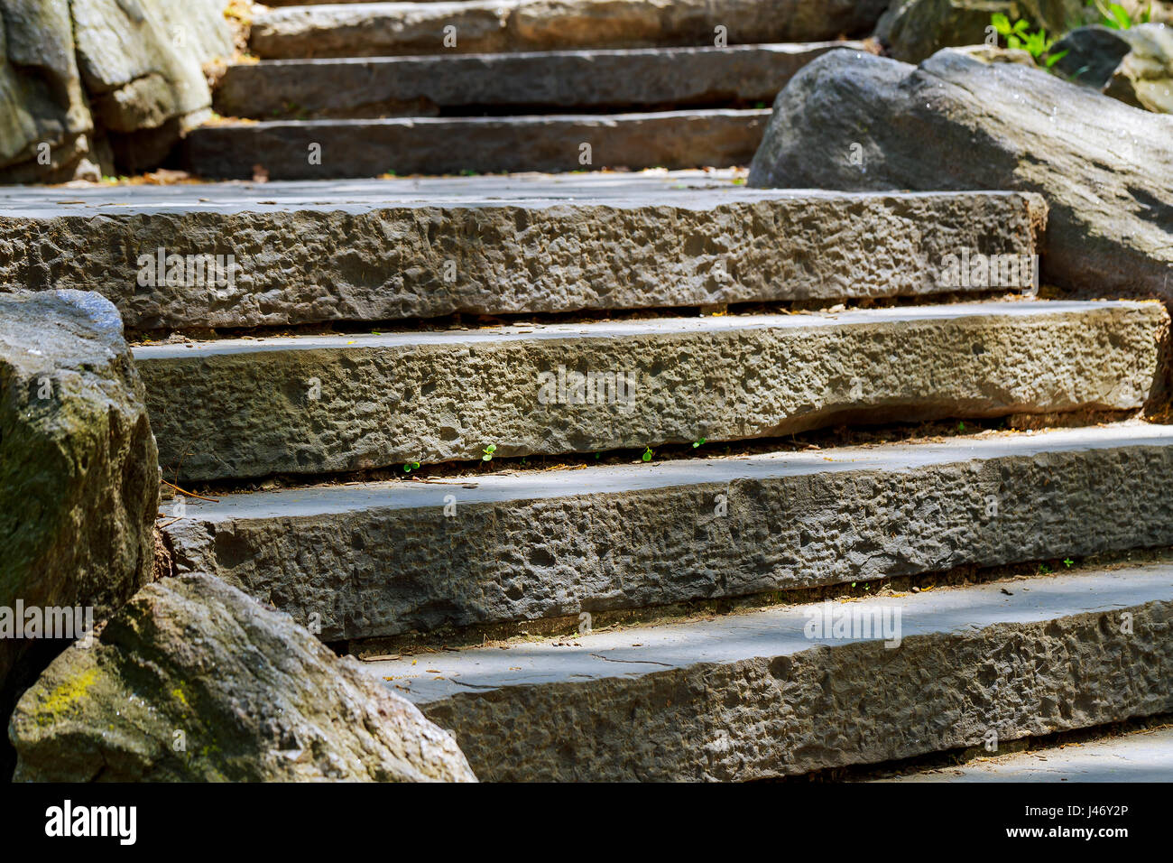 schöne alte Steintreppe natürlichen dunklen Stein Diabas mit Stein Schritte im Sommerpark Stockfoto