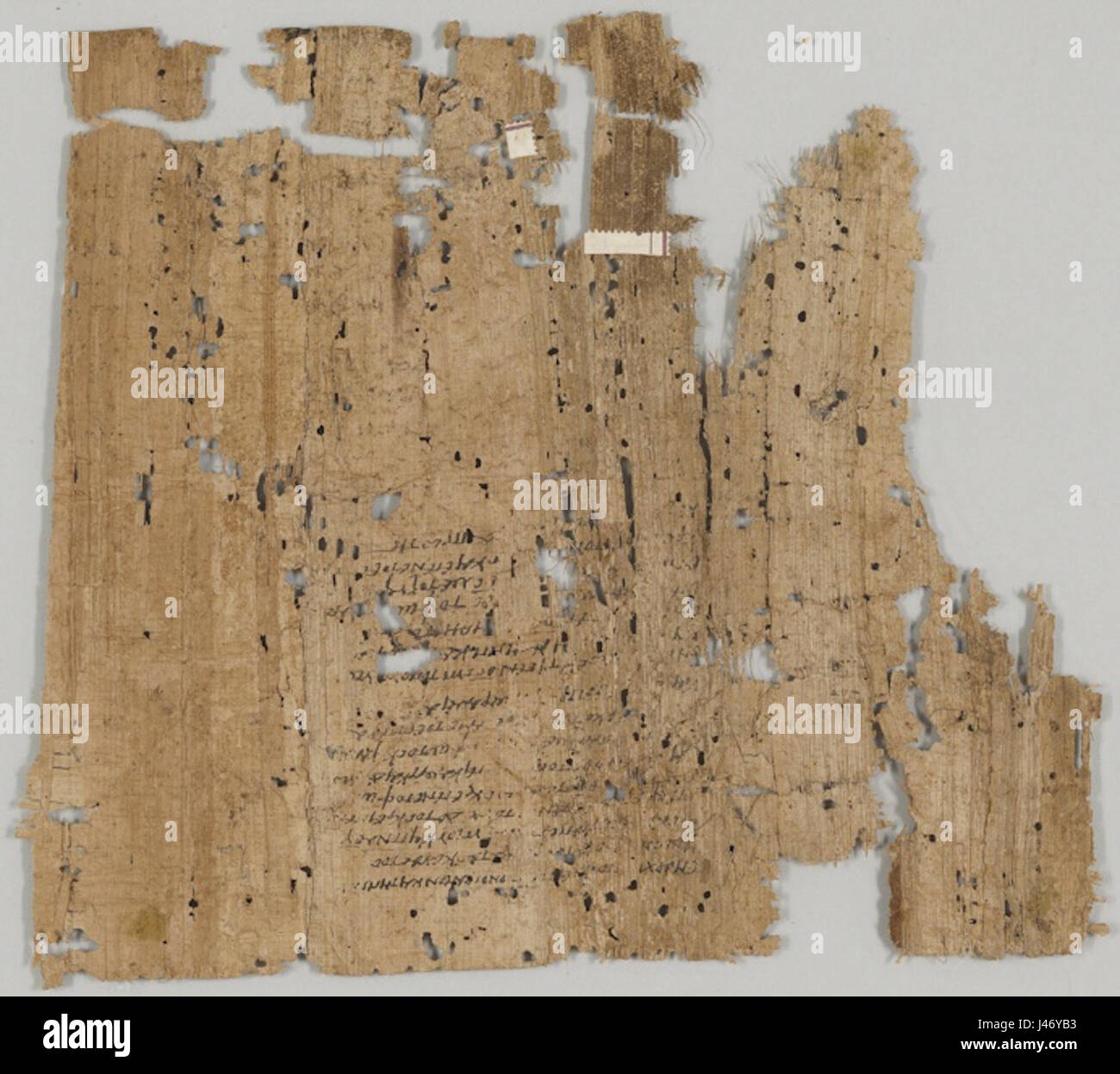 Dieser alte Papyrus, der sich in der Morgan Library befindet, enthält einen Teil des Buches Genesis aus der Bibel, insbesondere 1. Mose 1:1-5. Es ist ein wertvolles Artefakt frühchristlicher Texte. Stockfoto