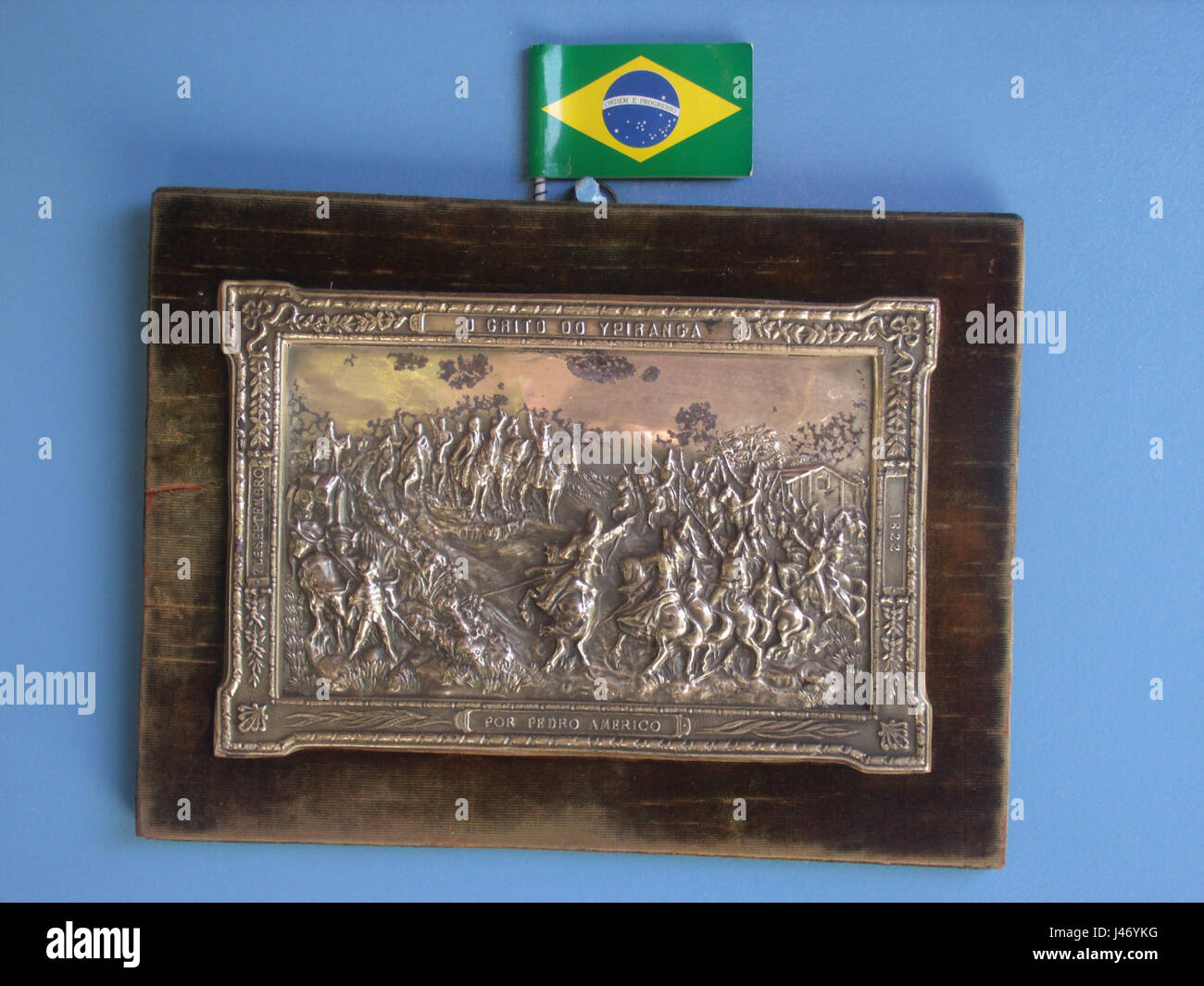 "O Grito do Ipiranga" (der Schrei von Ipiranga) ist ein berühmter historischer Moment Brasiliens, der 1822 die Unabhängigkeitserklärung von Portugal auslöste. Diese Version im Relief aus Metall erinnert an die Veranstaltung und zeigt den Nationalstolz und die Bedeutung der brasilianischen Unabhängigkeit. Stockfoto