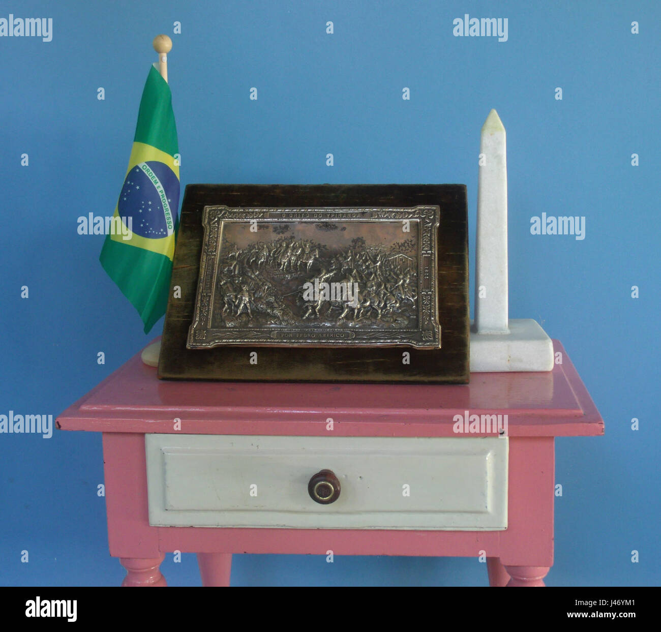 „O Grito do Ipiranga“ bezieht sich auf das historische Ereignis, das Brasiliens Unabhängigkeit kennzeichnete, wobei der Begriff „Metal Relevo“ auf ein Relief oder eine Skulptur aus Metall verweist, die an dieses Ereignis erinnert. Das Bild zeigt wahrscheinlich den Moment der Unabhängigkeitserklärung im Jahr 1822. Stockfoto