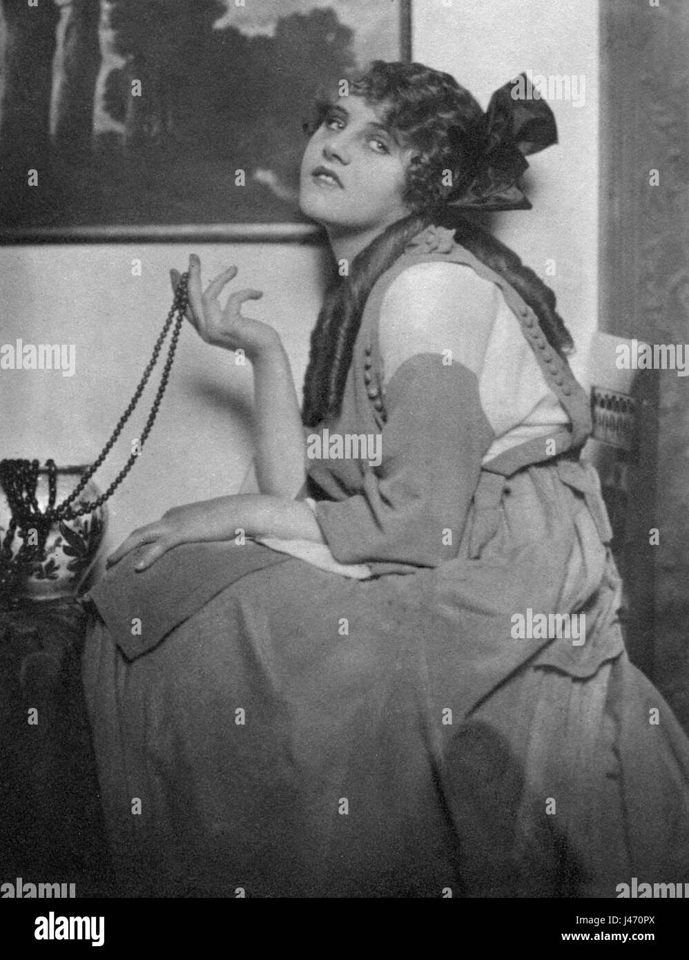 Ossi Oswalda war eine bedeutende Schauspielerin im Kino des frühen 20. Jahrhunderts, bekannt für ihre komödiantischen Rollen in deutschen Stummfilmen, die maßgeblich zur Filmindustrie während der Weimarer Republik beitrugen. Stockfoto