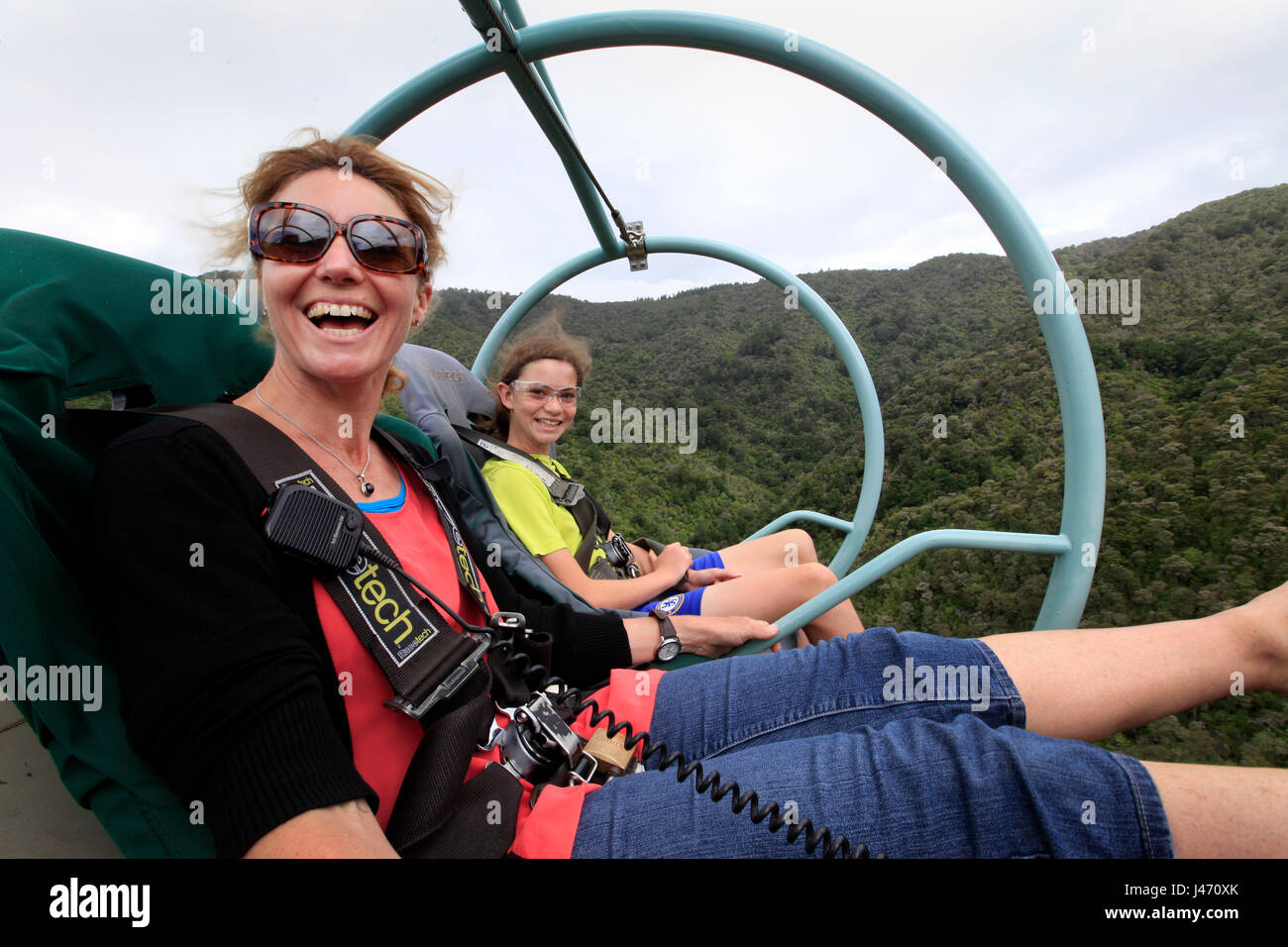 Fiona und Jasmin reiten die aufzubauende im Happy Valley, Nelson, Neuseeland Stockfoto