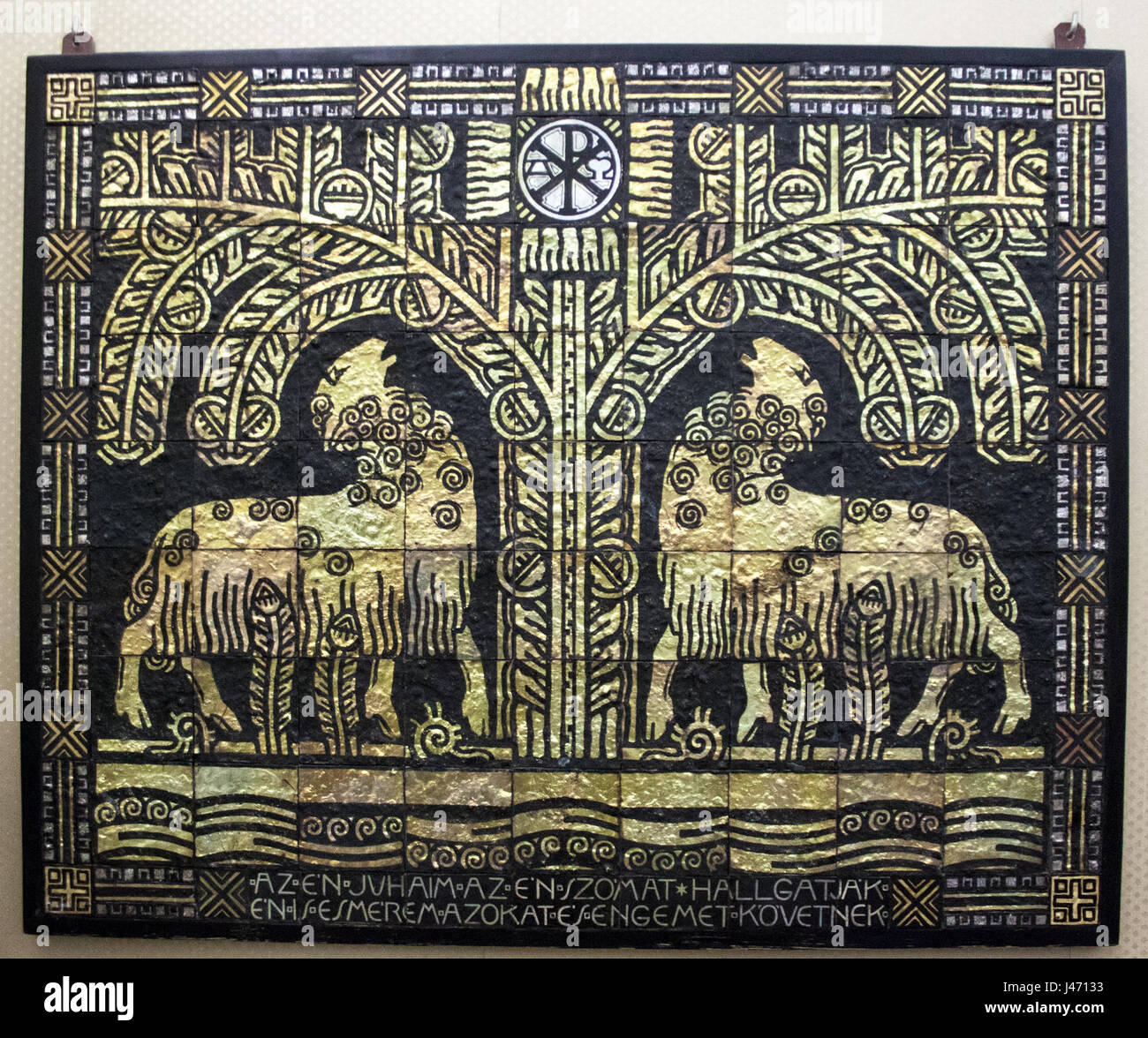 Dieses Mosaik aus dem Jahr 1910 zeigt Lämmer und Ausschnitte aus den Psalmen, die religiöse Themen durch komplizierte Handwerkskunst und symbolische Darstellungen veranschaulichen. Stockfoto