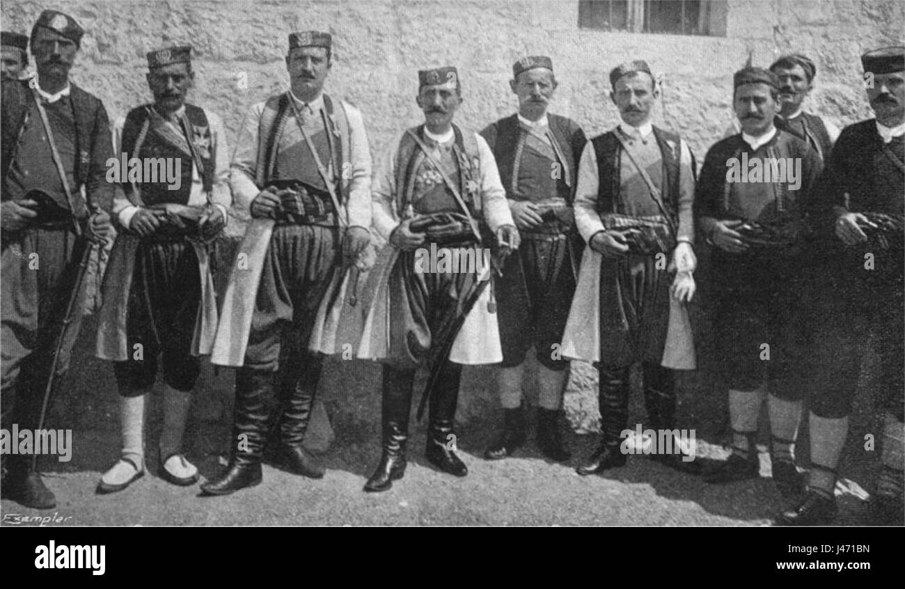 Montenegrinische Offiziere in Nationaltrachten, R. Wyon (1904) Stockfoto
