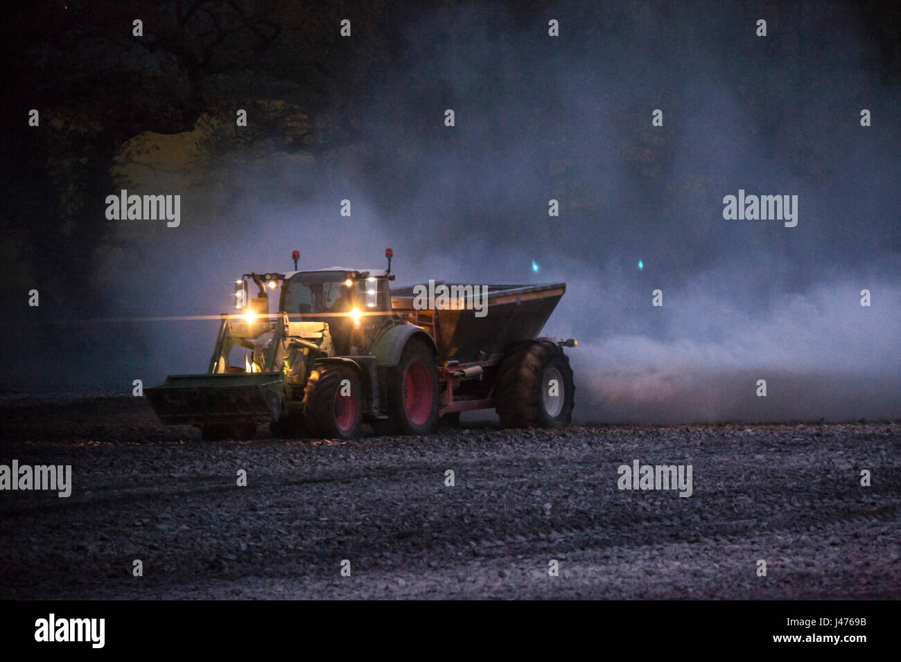 Traktor leuchtet im dunkeln -Fotos und -Bildmaterial in hoher