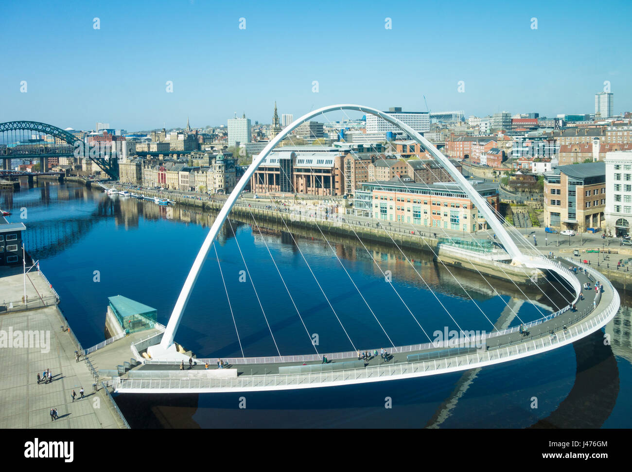 Newcastle Upon Tyne. VEREINIGTES KÖNIGREICH. Blick über den Fluss Tyne, Newcastle Quayside, Gateshead Millennium und Tyne Brücken in Richtung Stadtzentrum von Newcastle. Stockfoto