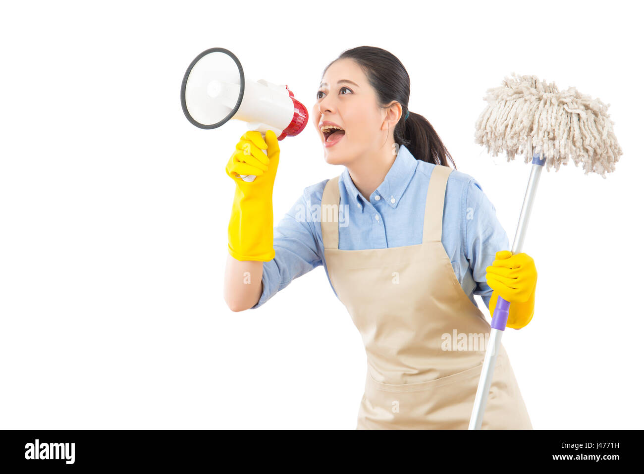 Putzfrau waschen Boden mit Mopp und Holding Lautsprecher ruft jeder beim Frühjahrsputz. Multikulturelle chinesische asiatische Hausfrau isolieren Stockfoto