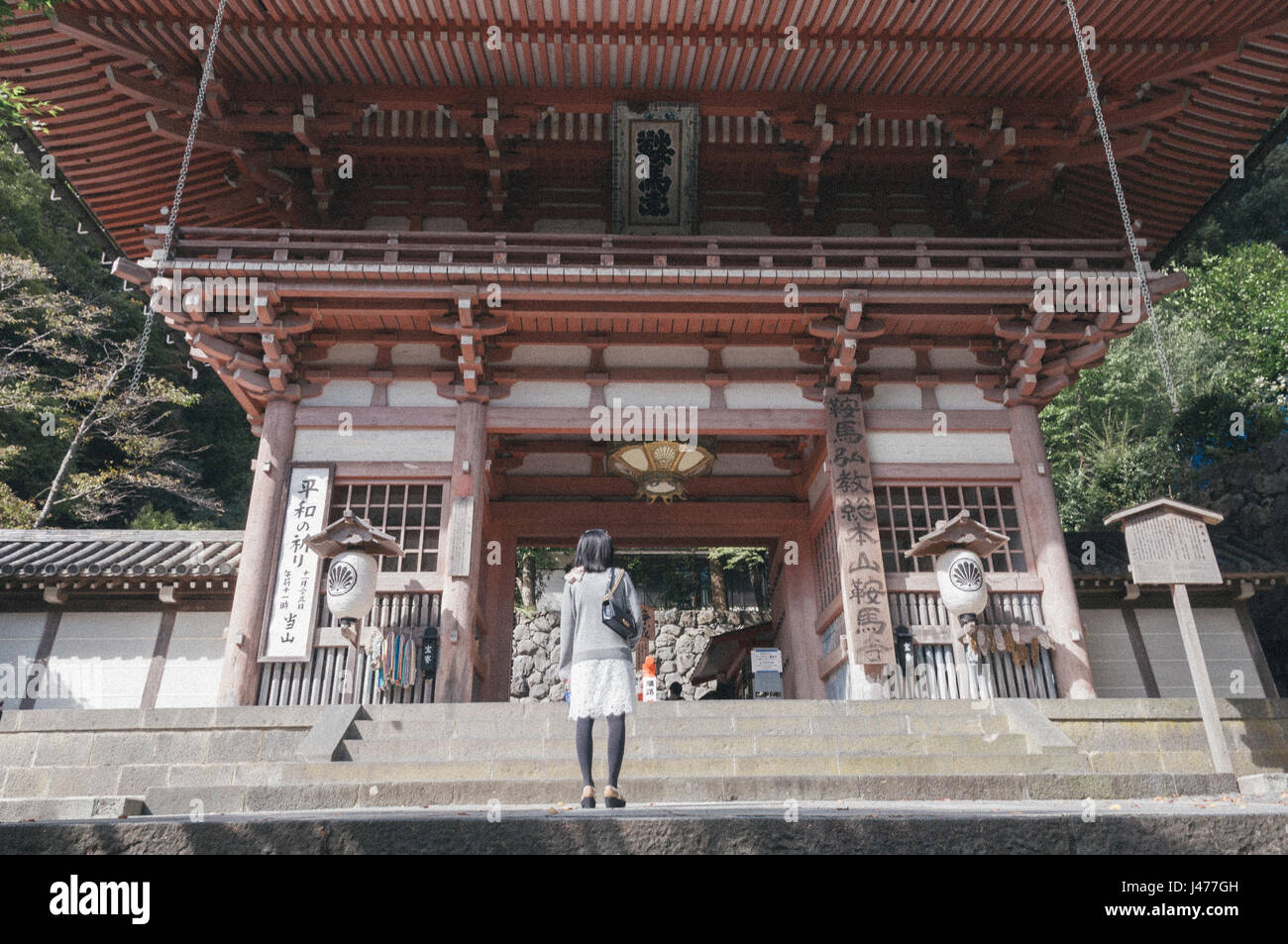 Ein Mädchen steht im von eines alten Tempels Stockfoto