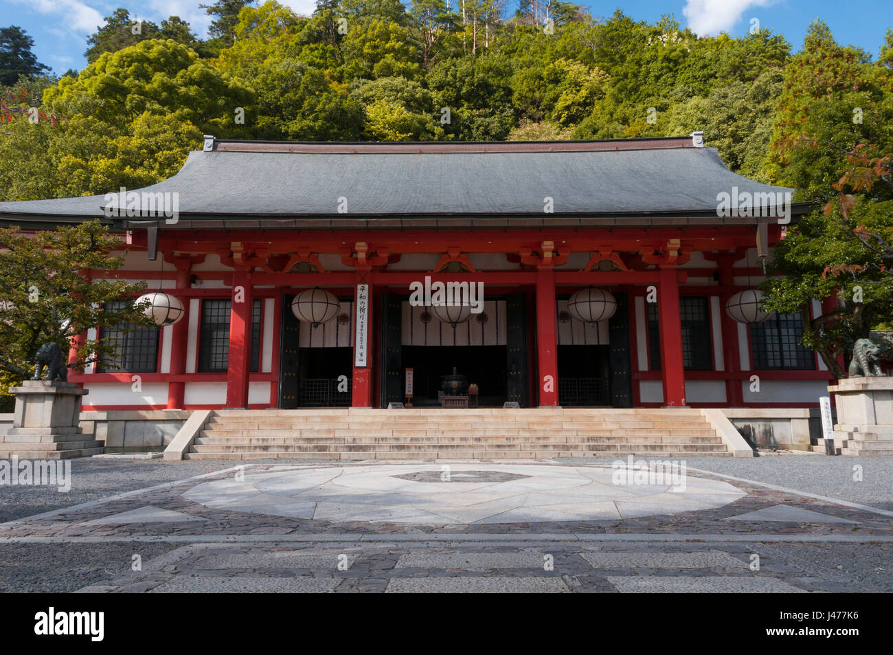 Japanischer Schrein auf den Bergen, buddhistischer Tempel für Gebete Stockfoto