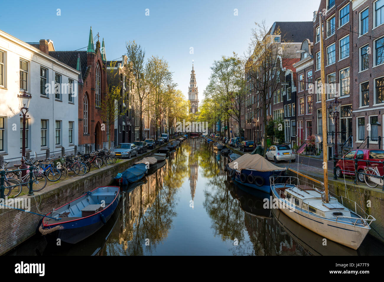 Häuser und Boote auf Kanal von Amsterdam, Niederlande. Morgen-Foto von bunten Häusern im holländischen Stil mit Spiegelung im Wasser in Amsterdam, Niederlande Stockfoto