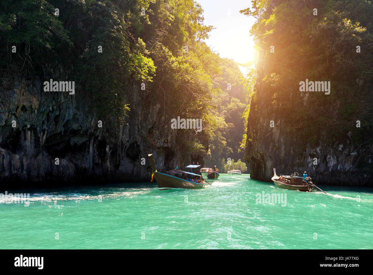 Schöne Landschaft der Felsen Berge und kristallklares Meer mit Longtail Boot in Phuket, Thailand. Sommer, Reisen, Urlaub, Urlaub Konzept. Stockfoto