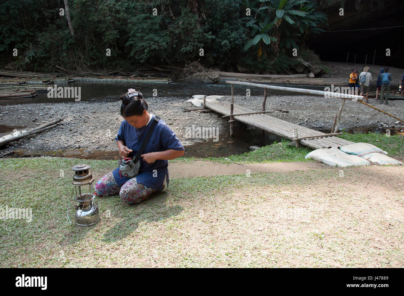 Lady Aufleuchten einer Öllampe Stockfoto