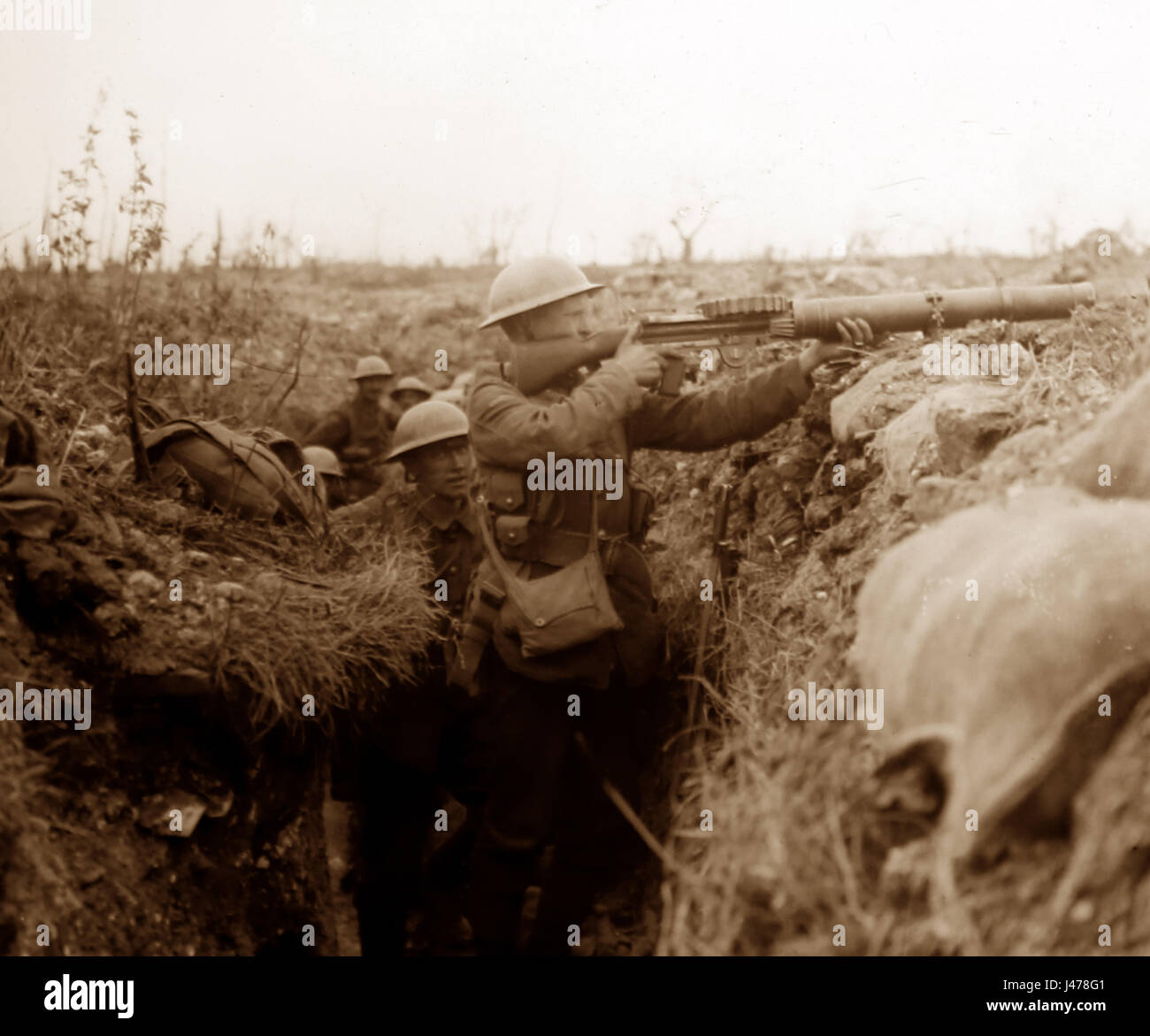 WW1 Schlacht an der Somme - Lewis Gewehr in Aktion vor Linie Graben in der Nähe von Ovillers, Frankreich - Juli 1916 Stockfoto