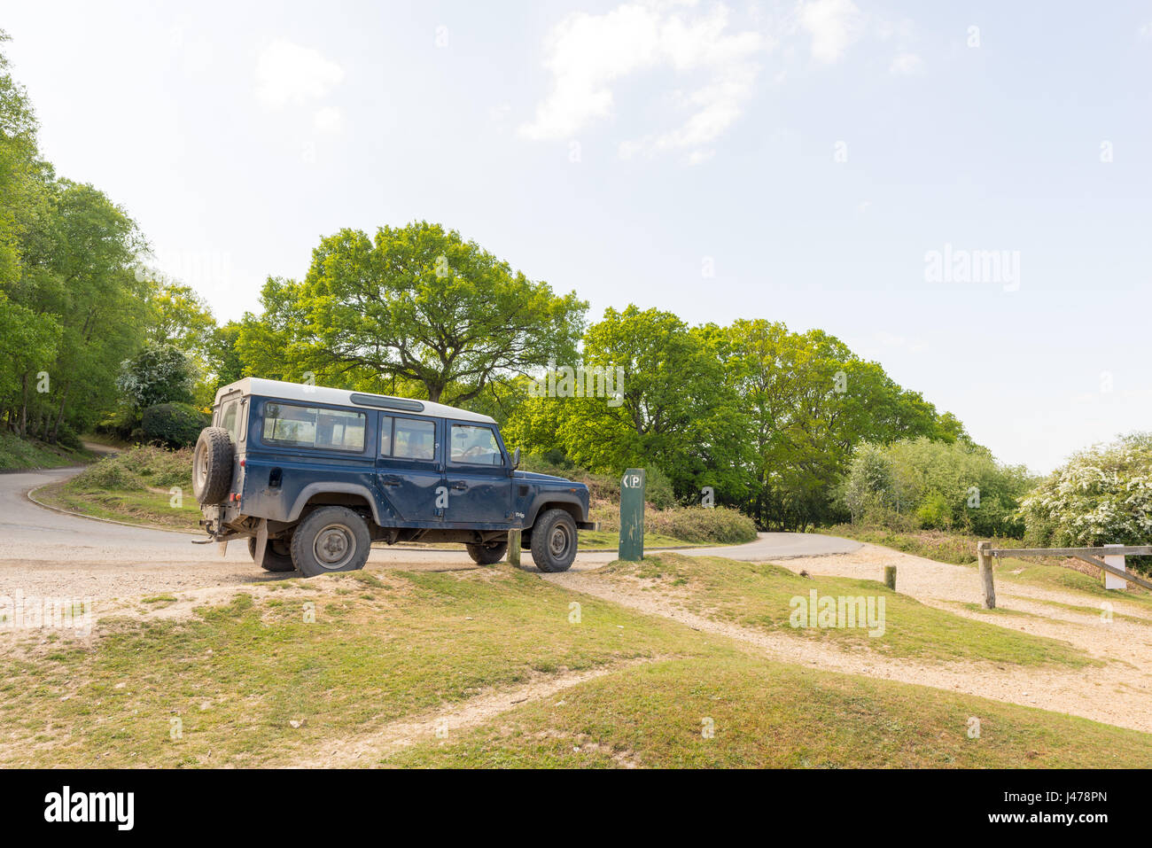 Der Land Rover TD5 Land Allradfahrzeug Wahl geparkt am Straßenrand im ländlichen Hampshire, England, UK Stockfoto