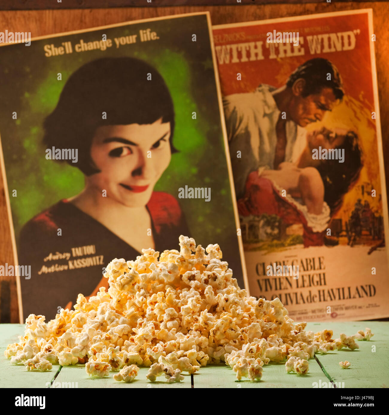 Filmklassiker-Konzept - ein Stapel des Popcorns mit zwei klassischen Film-Plakate im Hintergrund Stockfoto