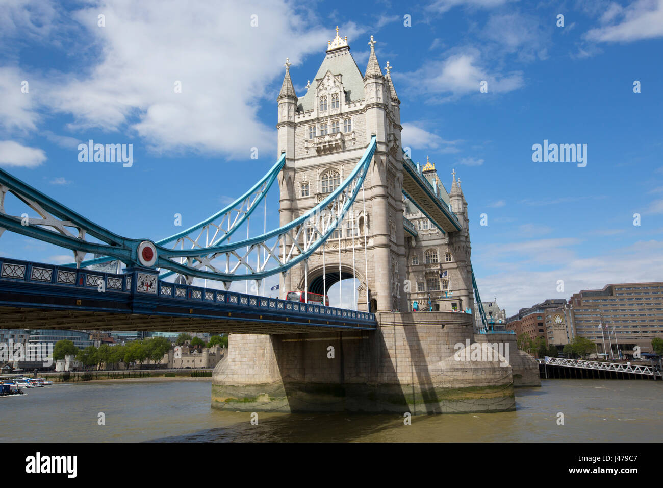 London Tower Bridge, betrachtet aus dem südlichen Ufer der Themse, London, England, UK Stockfoto