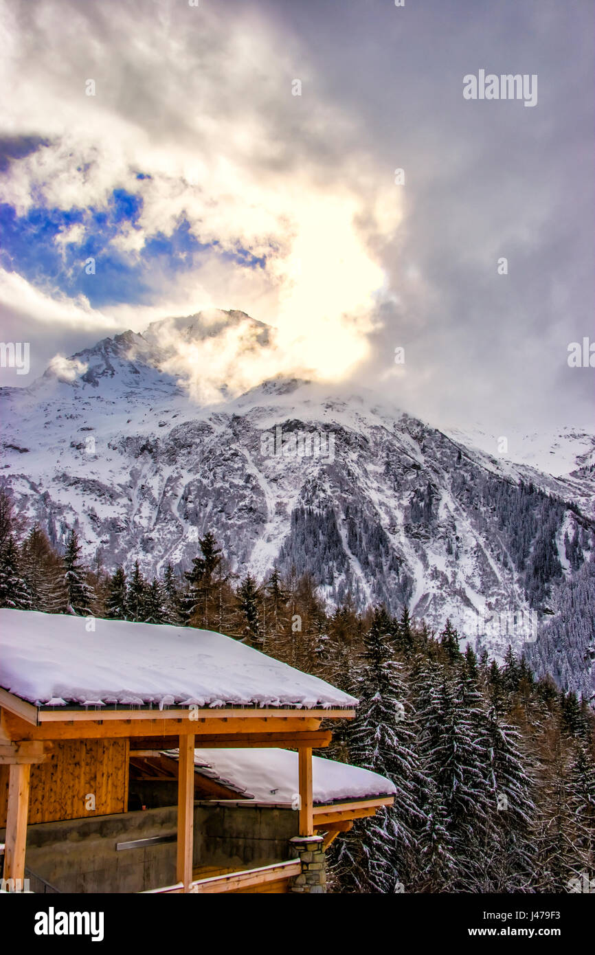 Verschneite Skihütte in einer Szene von Wäldern und Bergen, Sainte-Foy-Skigebiet, nördliche Alpen, Frankreich Stockfoto