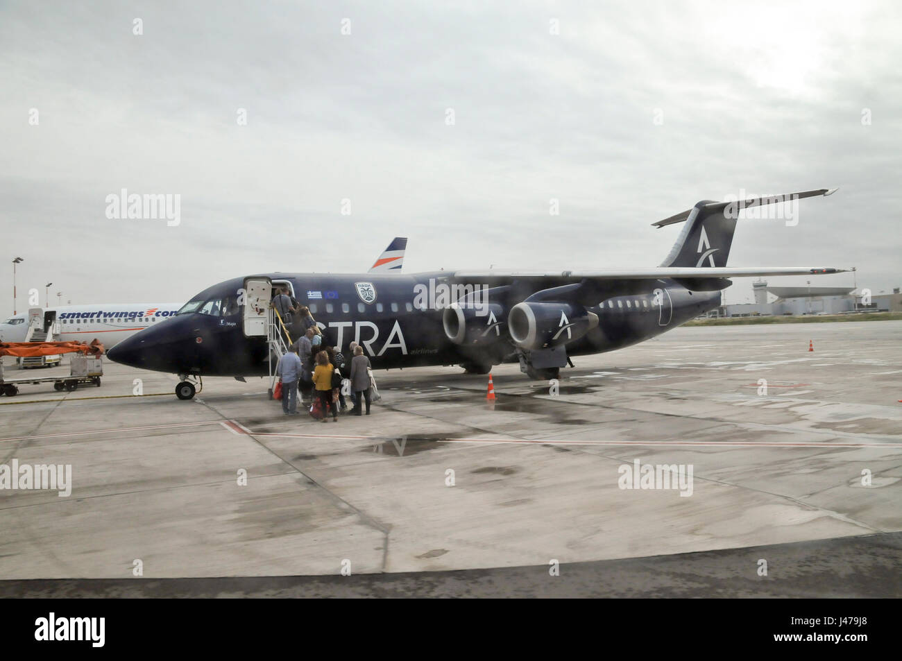 Passagiere an Bord ein Astra-Airlines British Aerospace 146-300 am Flughafen Ben Gurion, Israel Stockfoto