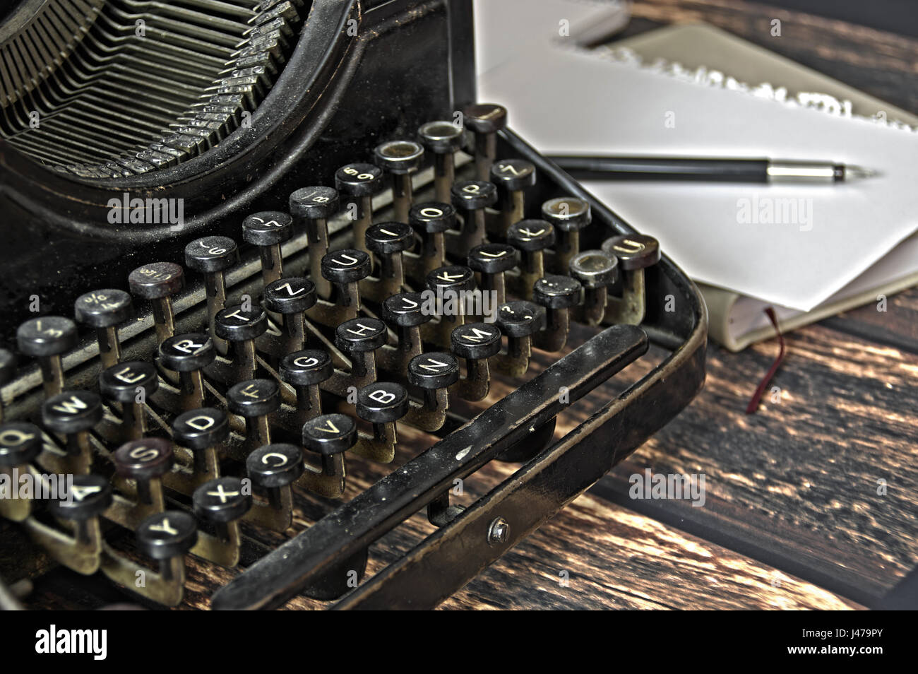 Vintage-Tasten der alten Schreibmaschine Makro, Details, HDR, veraltete Maschinen mit Stift und Notizbuch schreiben Stockfoto