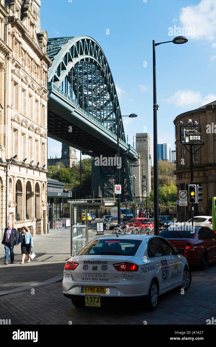 Die gewölbte Tyne Brücke mit einem Taxi auf Sandhill mit dem berühmten Guildhall Historic Building in Newcastle upon Tyne England Vereinigtes Königreich Großbritannien Stockfoto