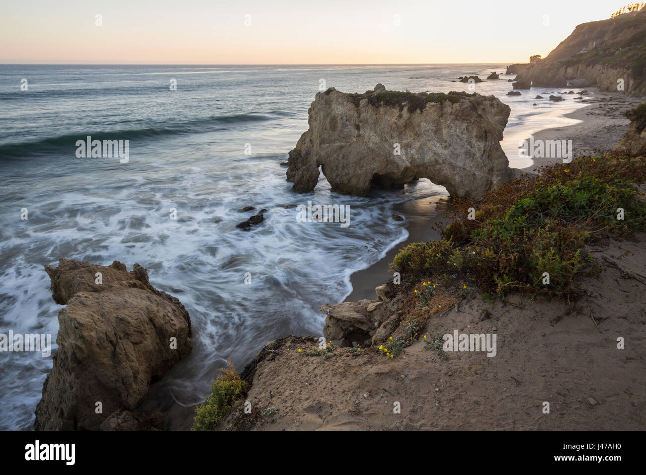 Abenddämmerung am El Matador State Beach in Malibu, Kalifornien. Stockfoto