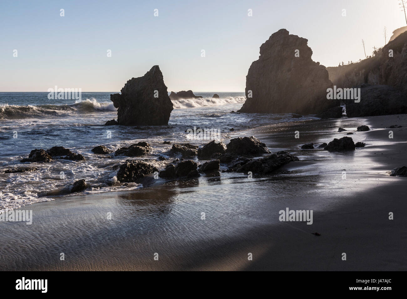 Malibu California Pacific Ocean Felsen El Matador State Beach. Stockfoto