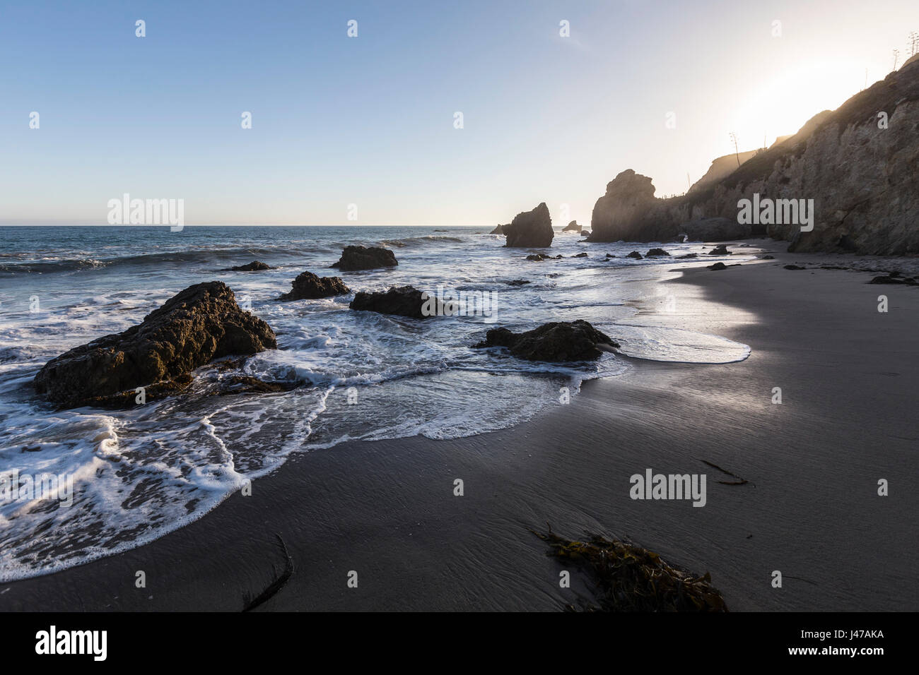 Abenddämmerung Blick auf El Matador Beach in Malibu, Kalifornien. Stockfoto