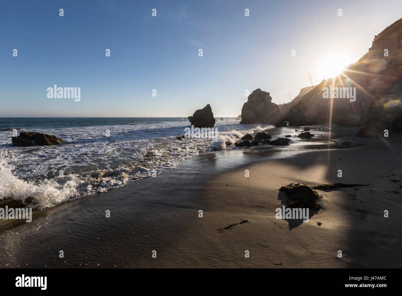 Nachmittag am El Matador State Beach in Malibu, Kalifornien. Stockfoto