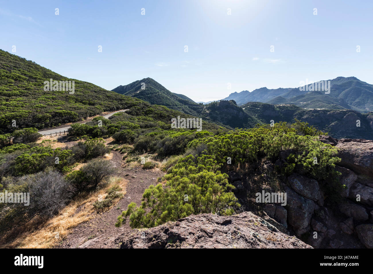 Blick in Richtung Yerba Buena Straße und Boney Mountain Wilderness Area in den Santa Monica Mountains National Recreation Area. Stockfoto