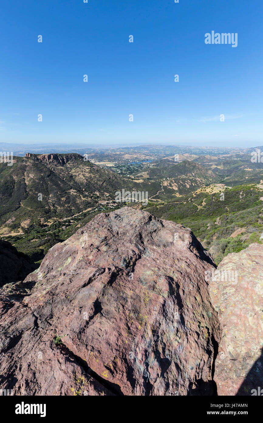 Blick in Richtung Thousand Oaks und Hidden Valley von den Santa Monica Mountains National Recreation Area. Stockfoto
