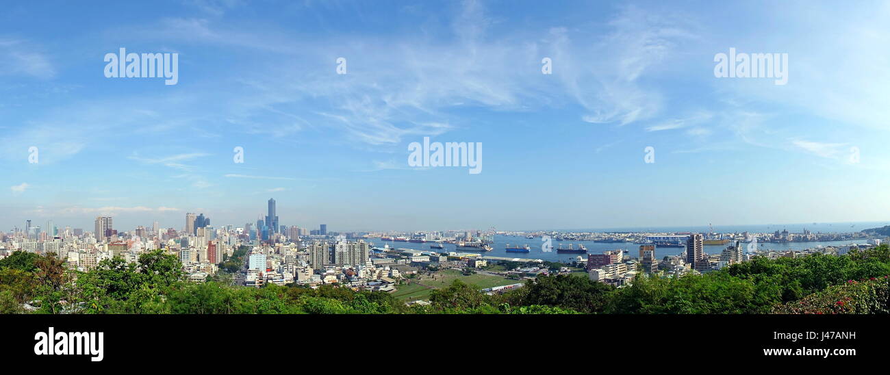 Die Skyline der Stadt Kaohsiung in Taiwan und ein Blick auf den Hafen von Longevity Hill gesehen Stockfoto