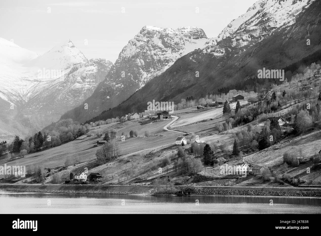 Ein allgemeiner Überblick über ein Haus, befindet sich rund um in den norwegischen Fjorden betrachtet von P & O Kreuzfahrtschiff Britannia. Stockfoto
