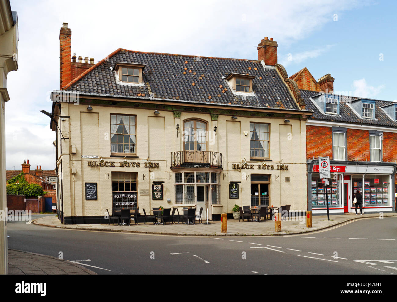 Ein Blick auf die Black Boys Inn in der Innenstadt von Aylsham, Norfolk, England, Vereinigtes Königreich. Stockfoto