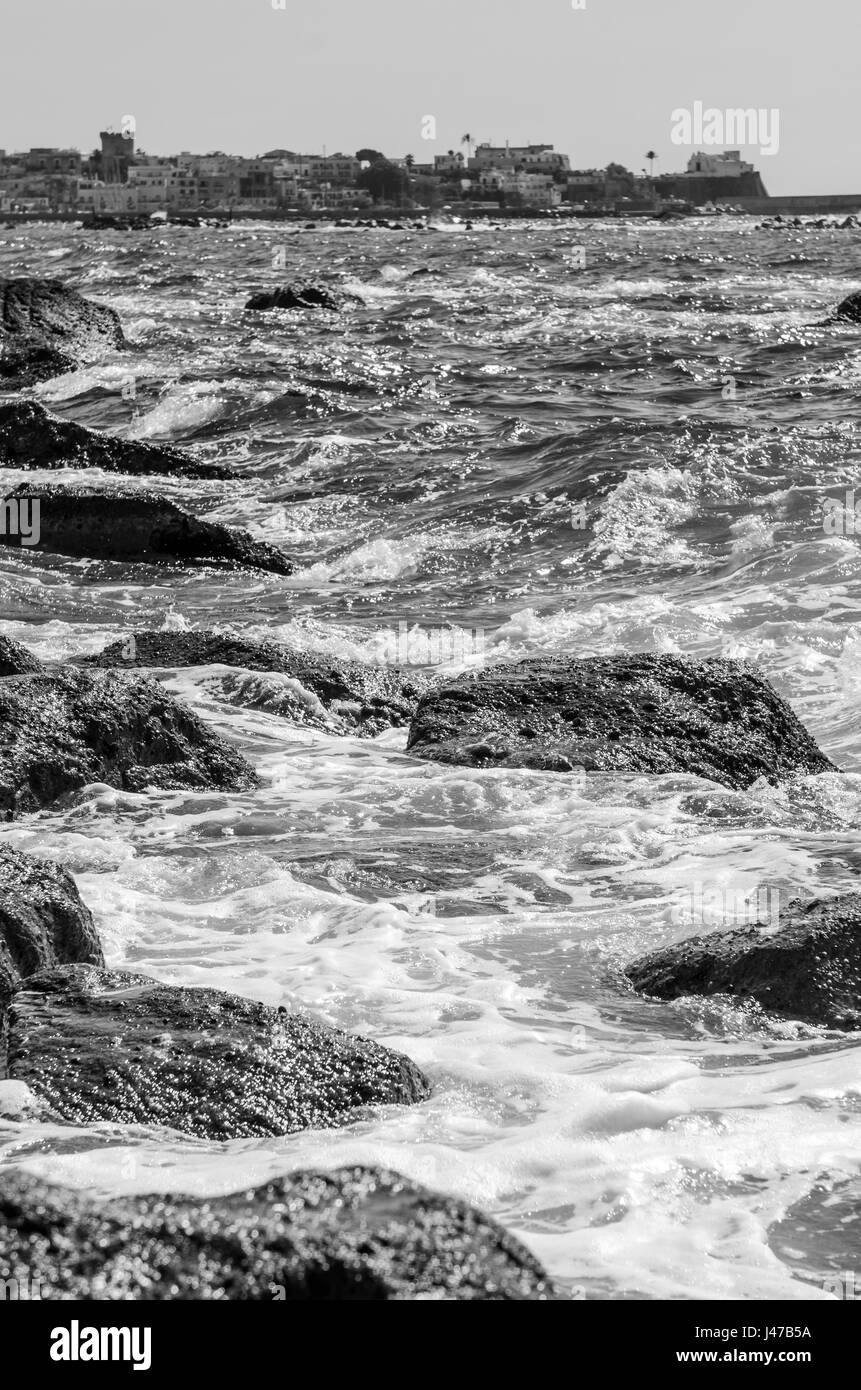 Die Wellen auf der Klippe von Forio in Ischia, Italien Stockfoto