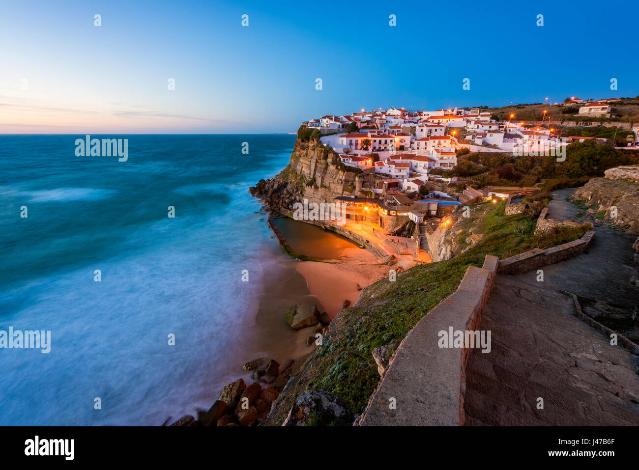 Küste von Colares, Sintra, Portugal bei Sonnenuntergang Stockfoto