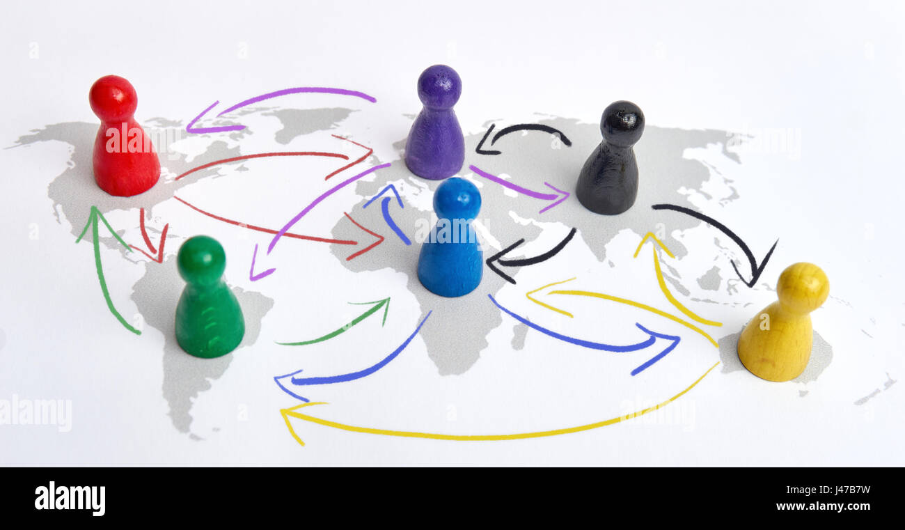 Konzept für Globalisierung, weltweite Vernetzung, Reisen oder globale Verbindung. Bunte Figuren mit Pfeilen zu verbinden. Stockfoto