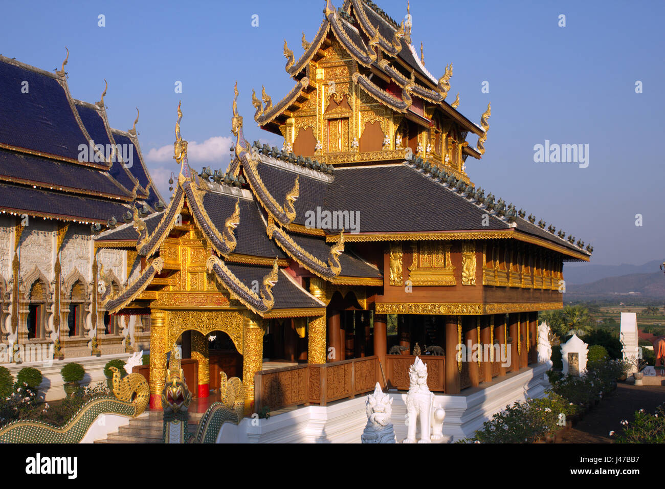 Der herrliche Lanna-Stil Teakholz Viharn (Predigt Hall) in die buddhistische Tempelanlage Wat Ban Höhle, Mae Taeng, Chiang Mai, Thailand Stockfoto