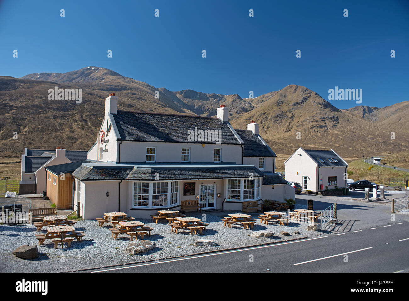 Das Cluanie Lodge Hotel unterwegs A87 auf halbem Weg nach unten Glen Sheil unterwegs in Richtung Sheil Brücke in Schottland Highland Region. Stockfoto