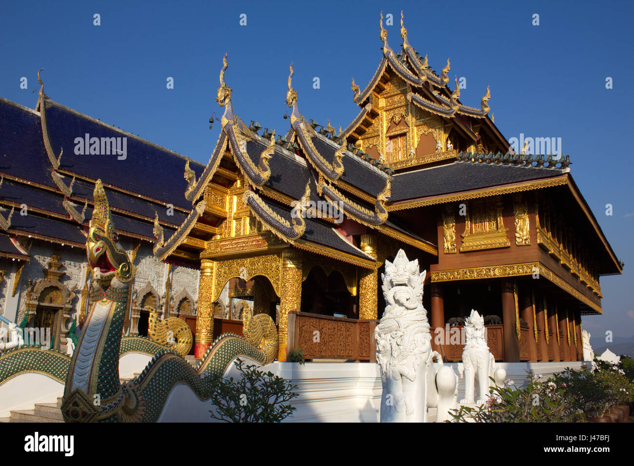 Der herrliche Lanna-Stil Teakholz Viharn (Predigt Hall) in die buddhistische Tempelanlage Wat Ban Höhle, Mae Taeng, Chiang Mai, Thailand Stockfoto