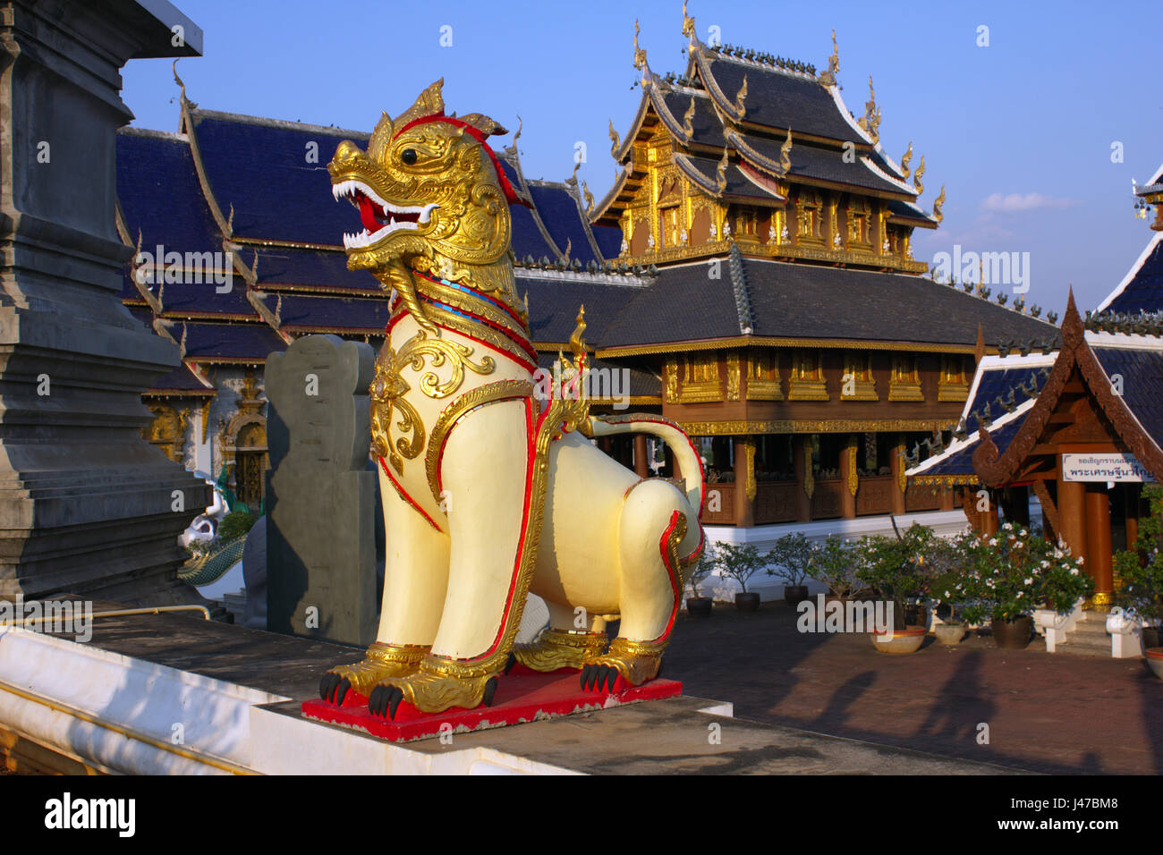 Singha mythische Löwe Figur auf die buddhistische Tempelanlage Wat Ban Höhle, Mae Taeng, Chiang Mai, Thailand Stockfoto