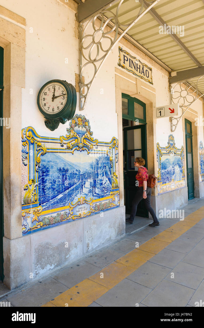 Pinhao Bahnhof, eine Frau mittleren Alters Tourist kommt an Pinhao Station im Herzen von Port Wein Region das Douro-tal, Portugal Stockfoto